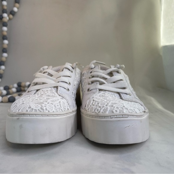 Roxy Sheilahh White floral Lace Low-Top Sneakers size 6.5 - Picture 2 of 10